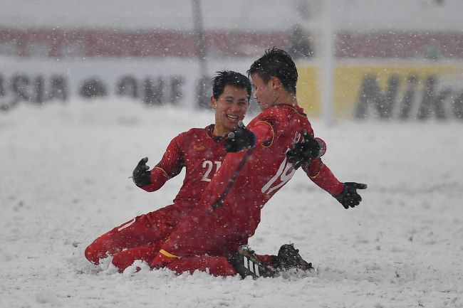 “姐姐吊威亚撞火车，头上有疤手也肿了、爸爸在雪地里一直打滚、艾伦演了25小时一直没停……”，一家人在拍摄时的细节也在饰演妹妹的外籍小演员白丽娜心里留下了深刻印象